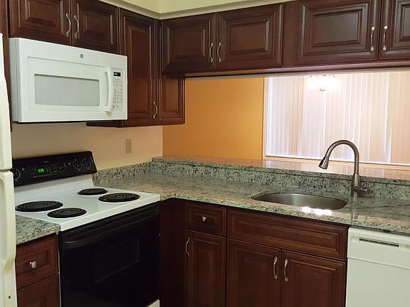 3rd image of 1106 Glenmoor Dr