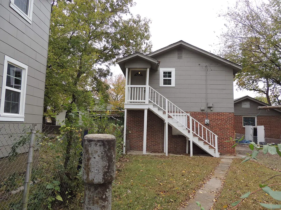 1517 1/2 S Main St