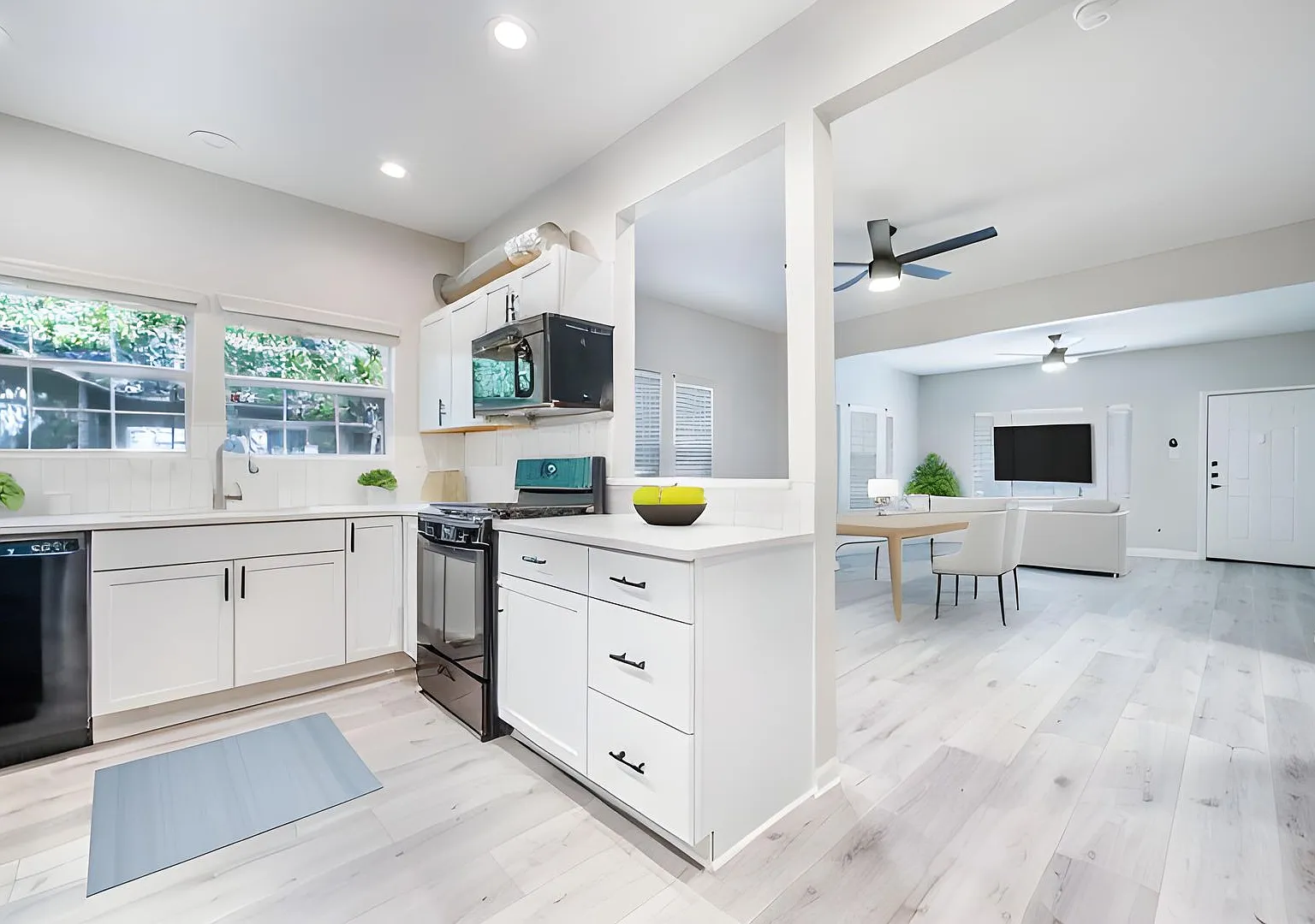 Ut Pre-Lease: Newly Updated 6 Bed / 3.5 Bath House In Hyde Park, Updated Kitchen, Bathrooms And F... — Photo 2