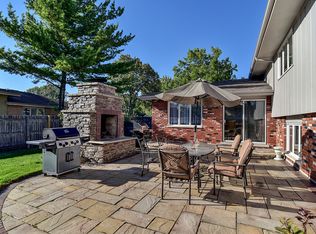 16W751 89th Pl, Willowbrook, IL 60527