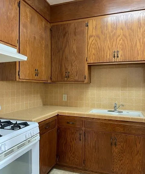 845 N Newport Ave — Photo 6