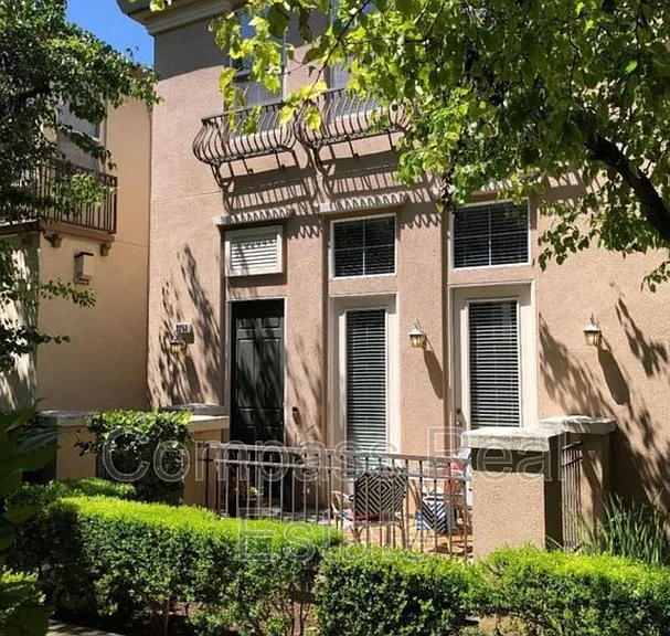 2258 Golden Crest Cmns — Photo 2