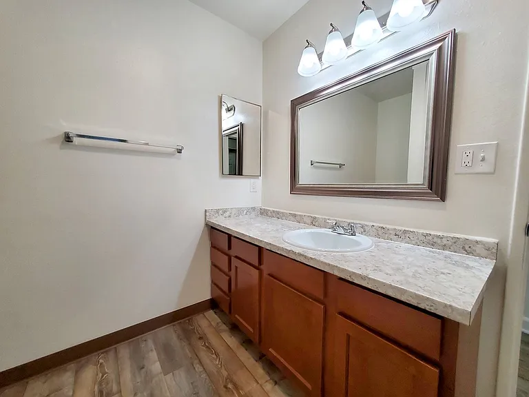 Town and Country Garden Apartments — Photo 23