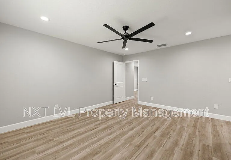 213 NW 5th St — Photo 20