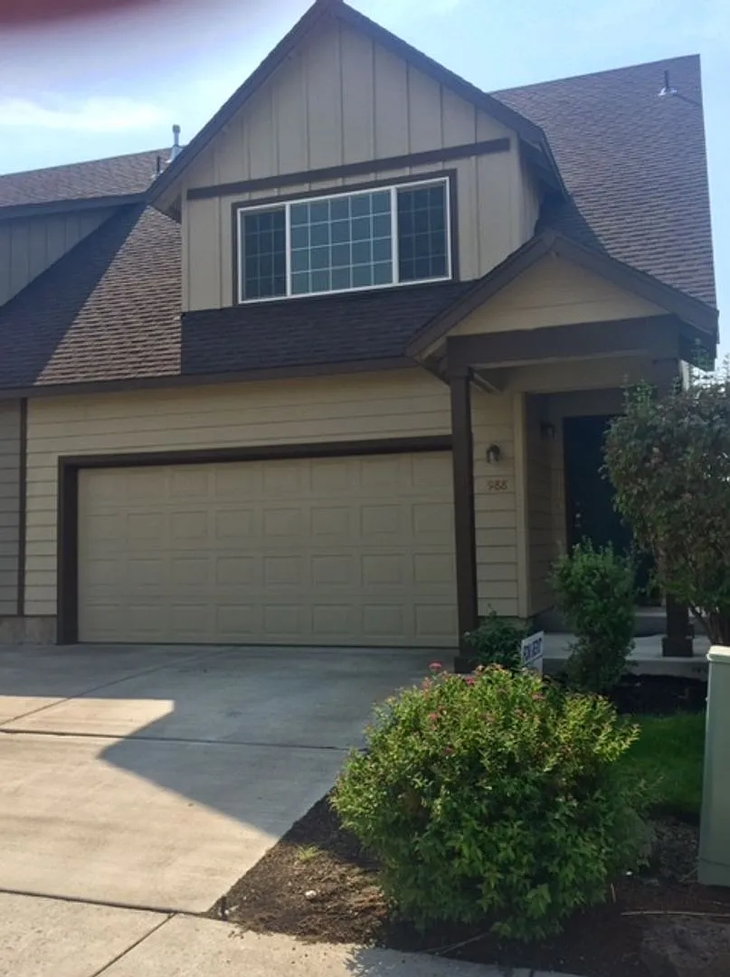 Spacious Redmond Townhome W/Dbl Car Garage & Ac! — Photo 1