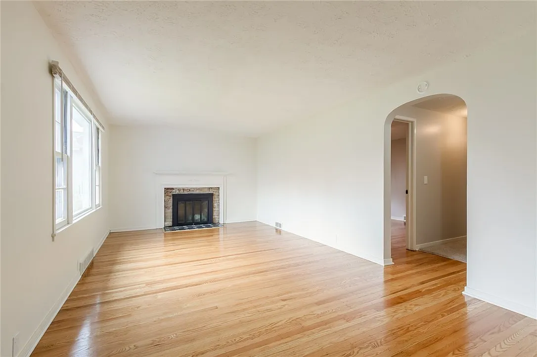 3 bed, 1.5 bath, 1452 sqft, $2,400 — Photo 3