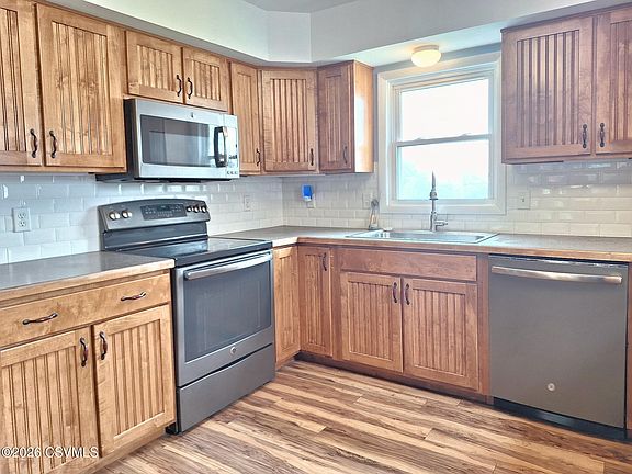 3rd image of 283 Skyline Ave
