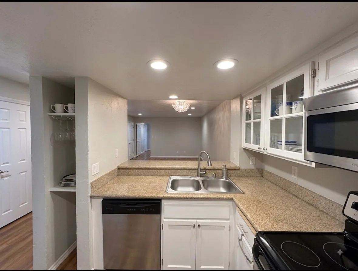 2 bed, 1040 sqft, $4,500 — Photo 2