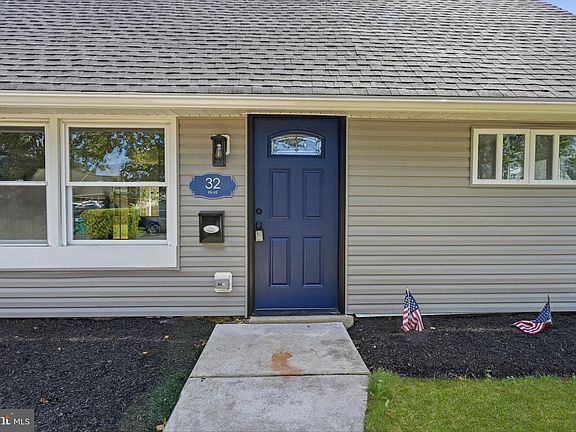 3rd image of 32 Iris Rd