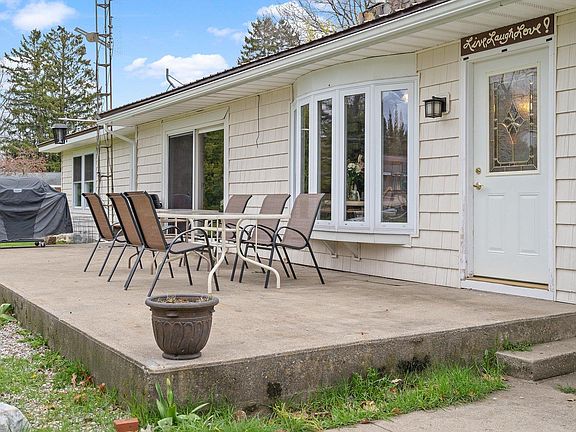4th image of 3860 Spruce Dr