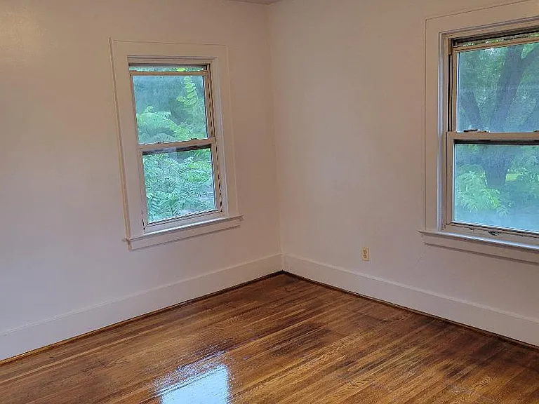 1054 Bay St — Photo 11
