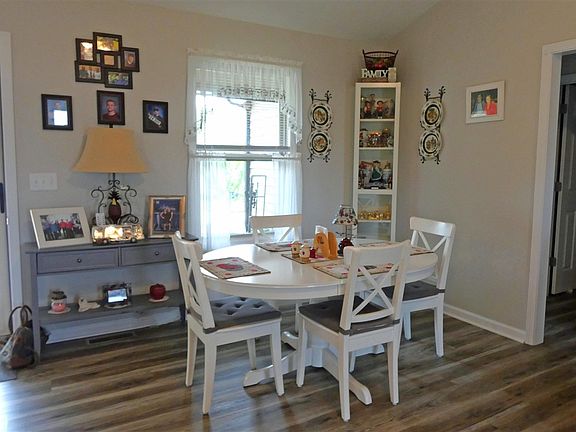 4th image of 208 Victoria Way