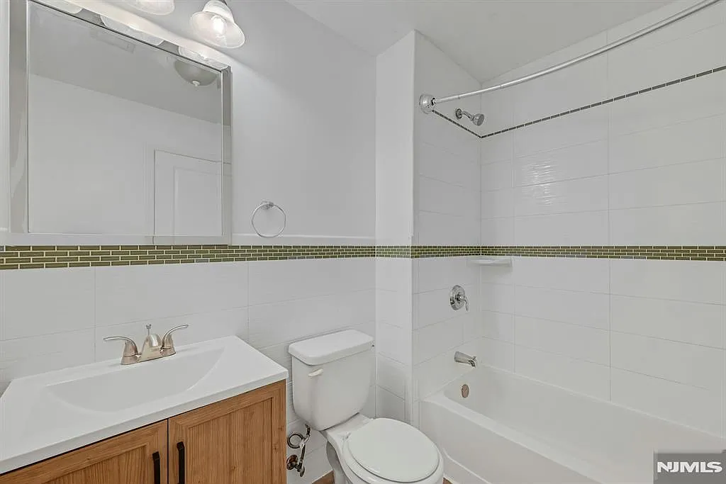 3 bed, 2.5 bath, 2250 sqft, $3,950 — Photo 2