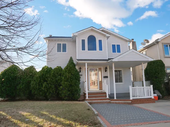 889 Saint James Pl, Franklin Square, NY 11010