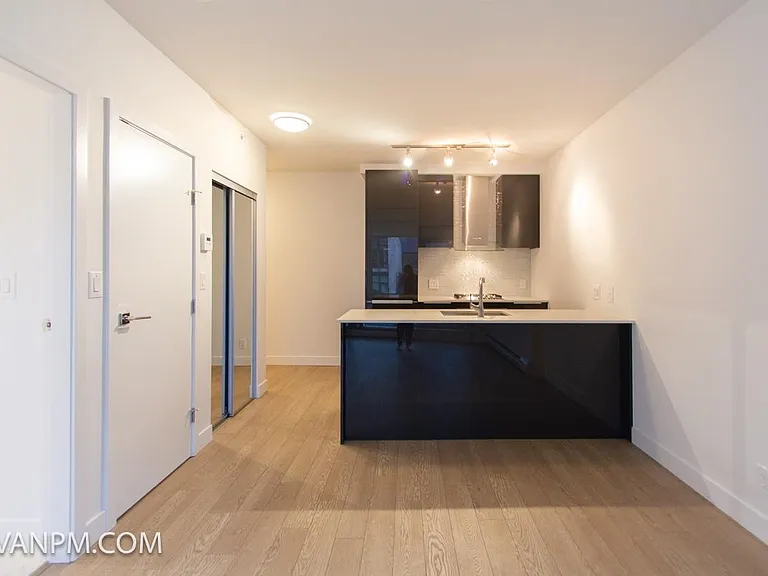 1283 Howe St #701 — Photo 12