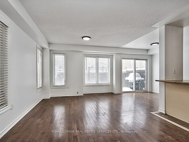 4227 Cole Cres — Photo 4