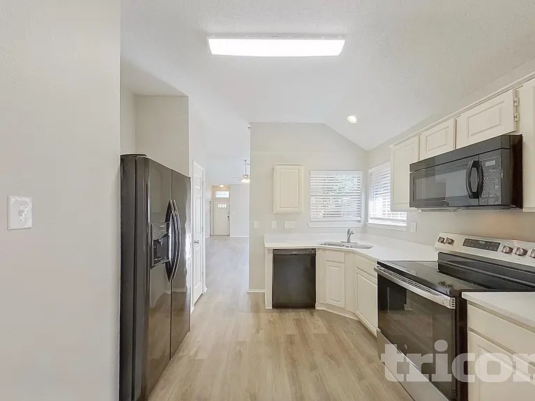 805 Clover Hill Ln — Photo 5