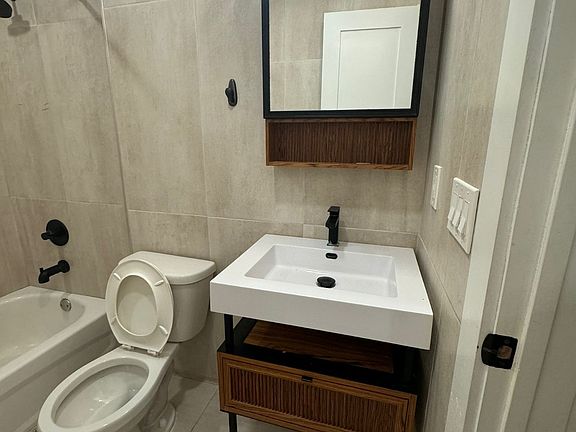 5th image of 102 Pennington St Floor 3
