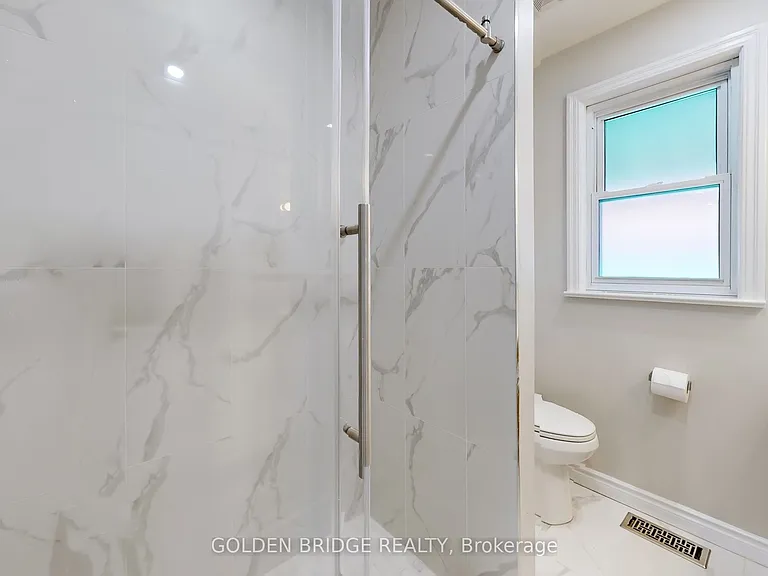 438 Centre St E — Photo 17