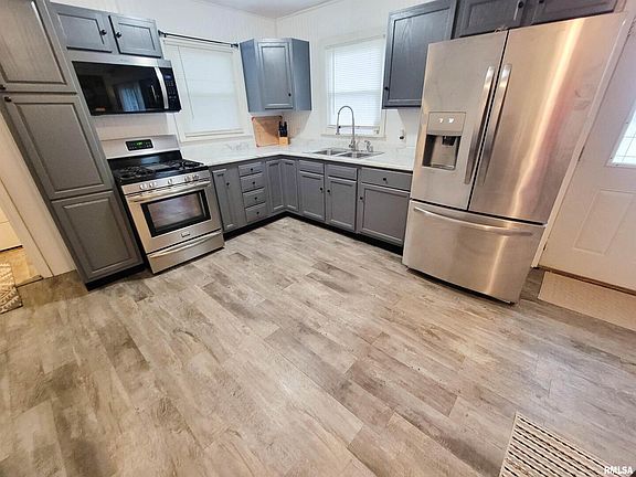 3rd image of 221 Hickory St