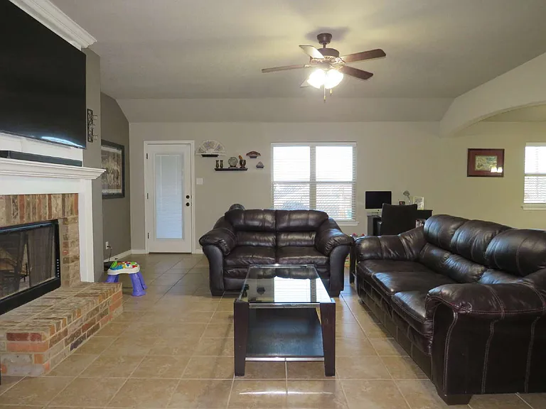 9805 Kaitlyn Dr — Photo 3