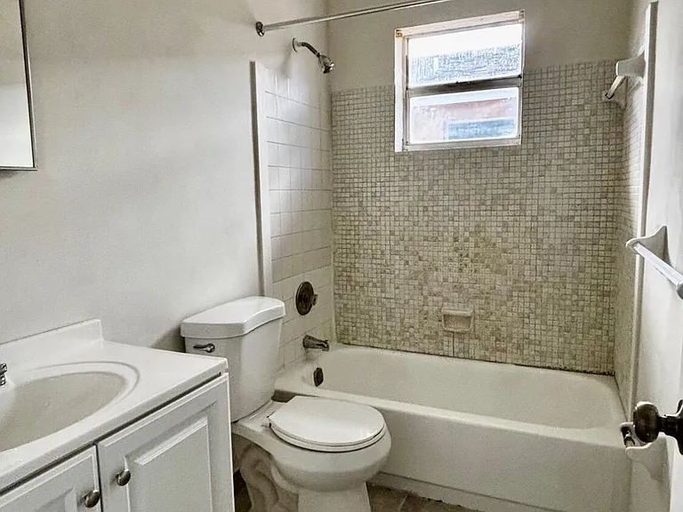 1136 NW 8th Ave #1 — Photo 3
