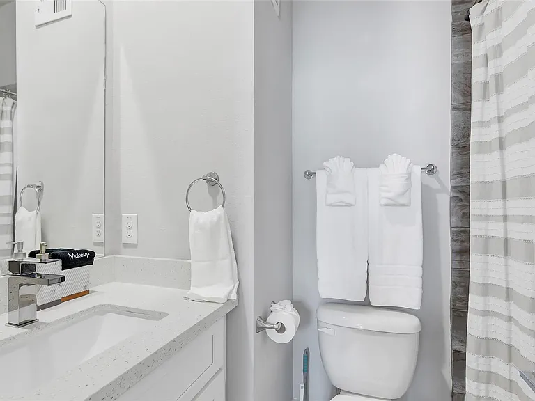 1310 Roberts St — Photo 17