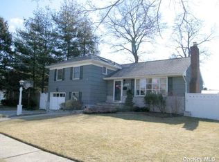 323 Grover Ave N, Massapequa Park, NY 11762