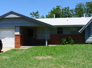 951 NW 2nd St, Moore, OK 73160
