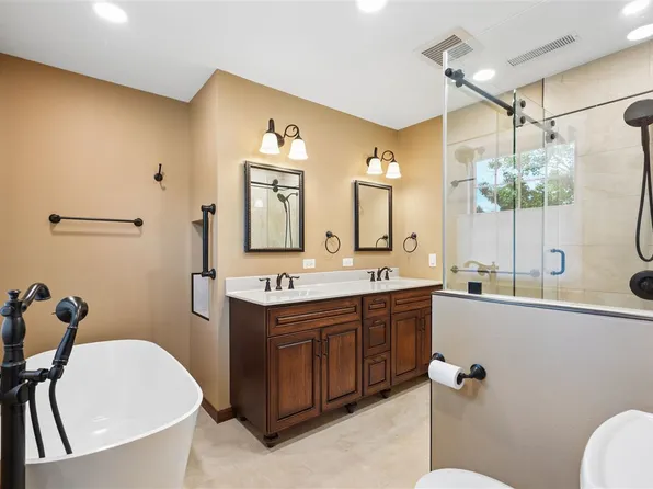 2 Bedford Ct, Iowa City, IA 52240