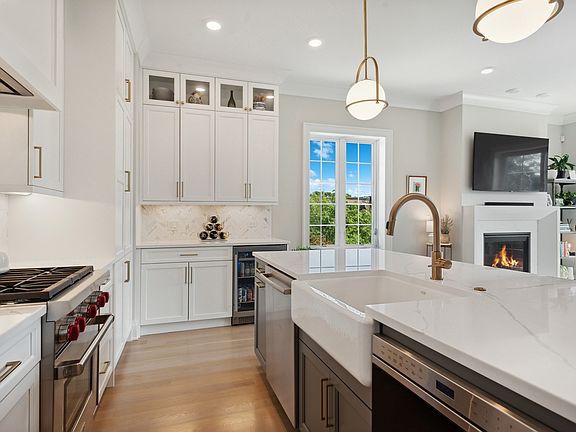 4th image of 1936 N Kenmore Ave #3N