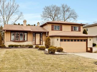 1800 Azalea Ln, Mount Prospect, IL 60056