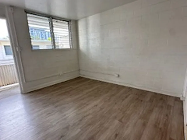 824 University Ave — Photo 5