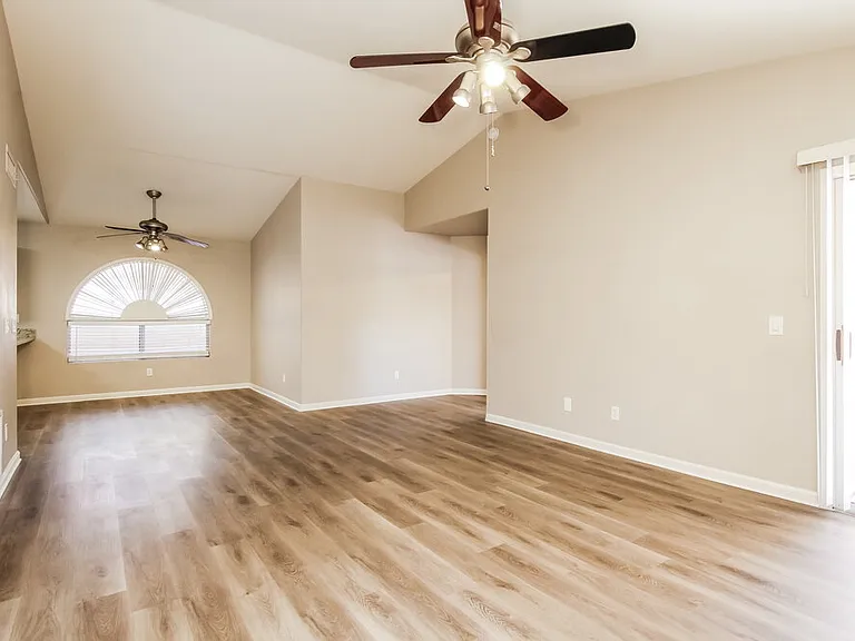 7522 W Kerry Ln — Photo 3