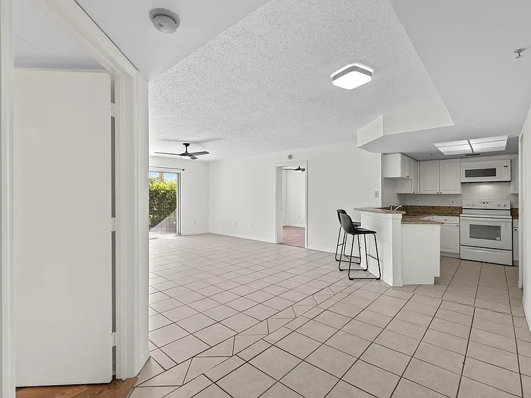 300 Crestwood Ct N #302 — Photo 7