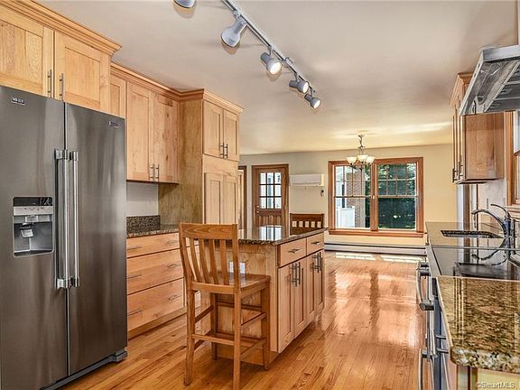 5th image of 10 Fernwood Rd