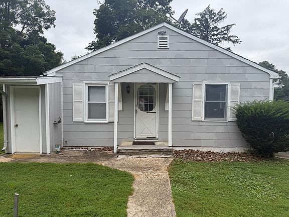 This is the side entrance right off of the back of the driveway. Opens into the kitchen, allowing for easy access for grocery hauls.
