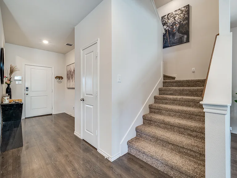 808 Fueller Dr — Photo 3