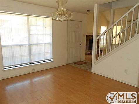 3rd image of 827 Collins Blvd