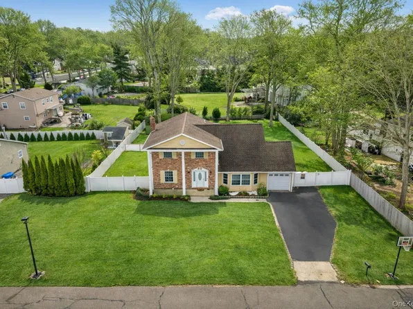 4 Rowe Street, Coram, NY 11727