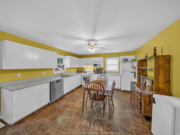 5th image of 585 Bagot St