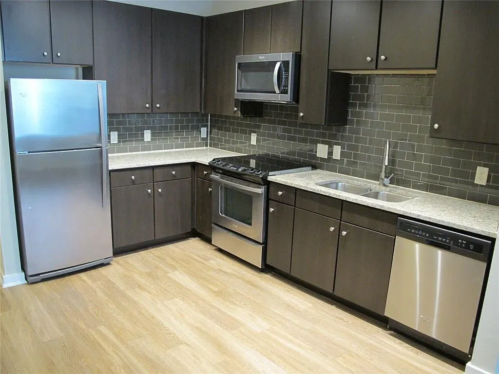 1 bed, 696 sqft, $1,875 — Photo 4