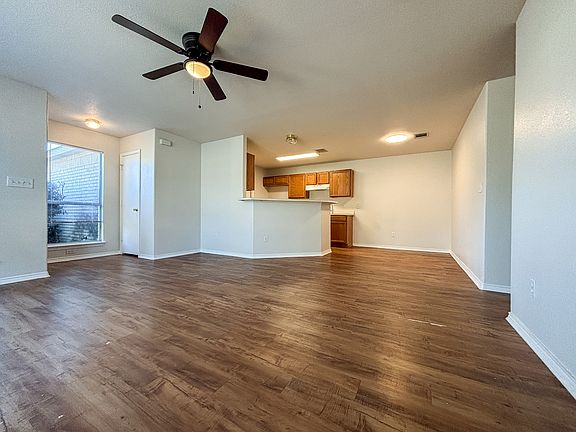 5th image of 105 Long Ln