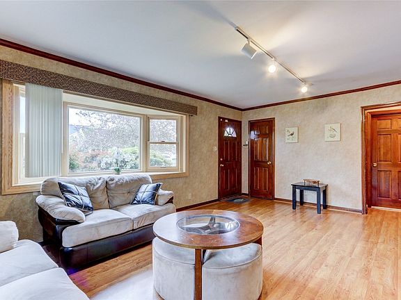 4th image of 30 Libby Ave