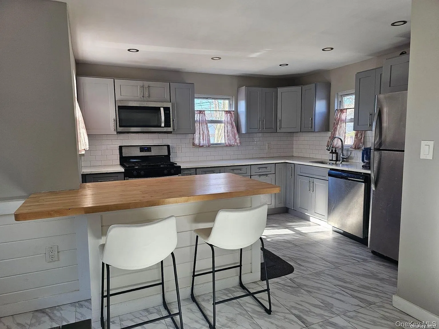 3 bed, 1.5 bath, 1500 sqft, $4,300 — Photo 2