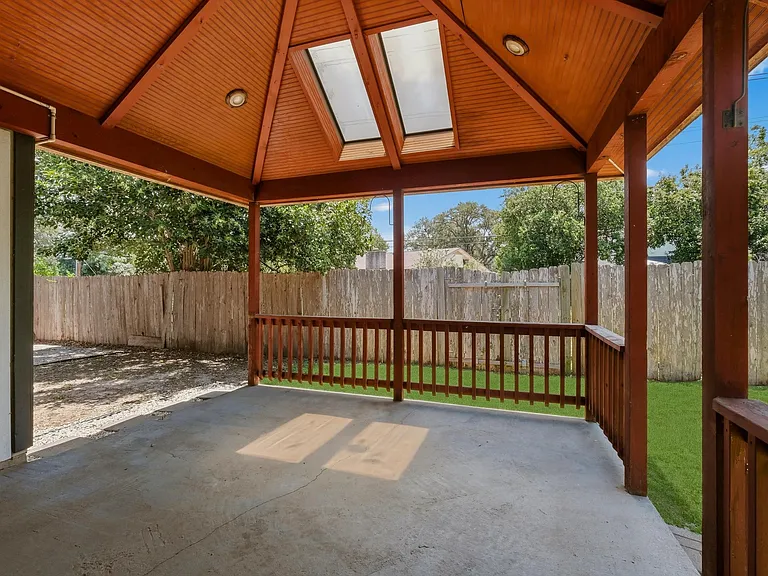 2410 Cedar Trce — Photo 15
