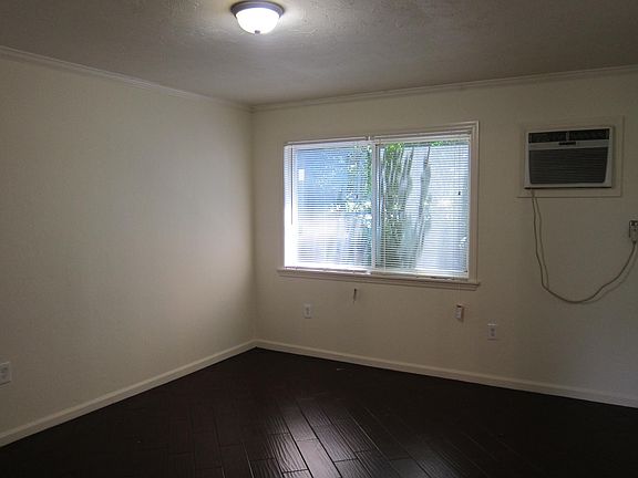 3rd image of 920 SW Depot Ave APT 9