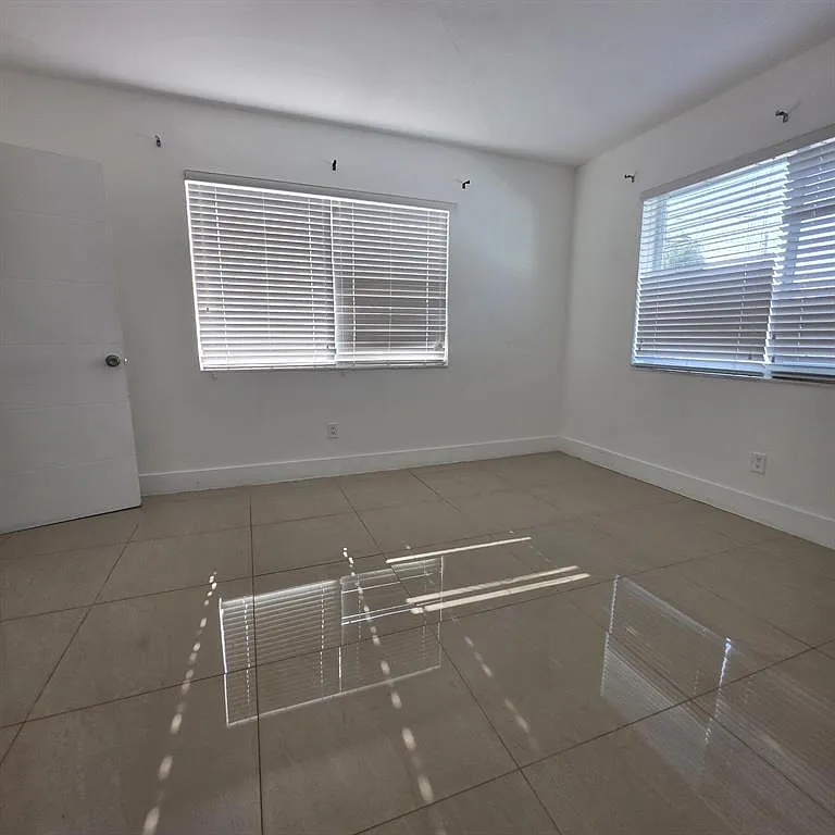 2 bed, 1.0 bath, 1200 sqft, $2,300 — Photo 2