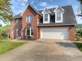 1202 Crown Point Dr, Hurricane, WV 25526