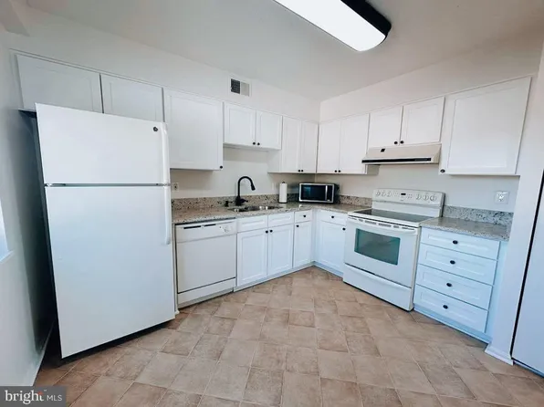 15100 Interlachen Dr #4-111, Silver Spring, MD 20906